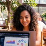 Emprendedora ecuatoriana tomando un curso gratis de marketing digital en su laptop, con tonos cálidos institucionales de Fundación LOGOS
